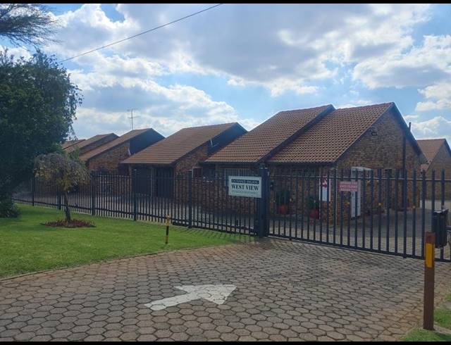 2 BEDROOM TOWNHOUSE FOR SALE IN WILRO PARK